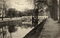 2164 Gezicht op de Stadsbuitengracht te Utrecht met de Willemsbrug uit het noordwesten.